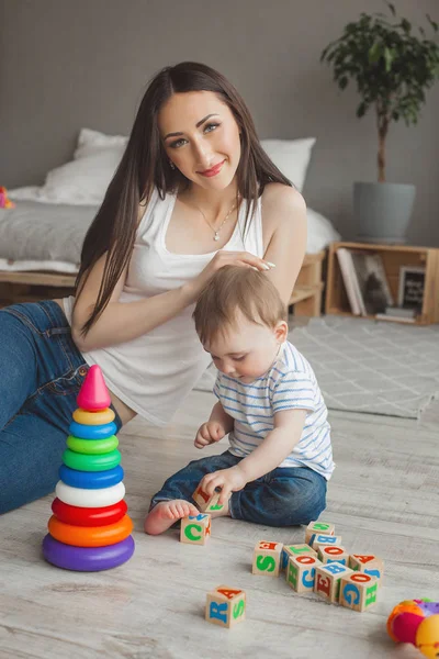 Joven Linda Madre Jugando Con Pequeño Hijo Alegre Familia Tener — Foto de Stock