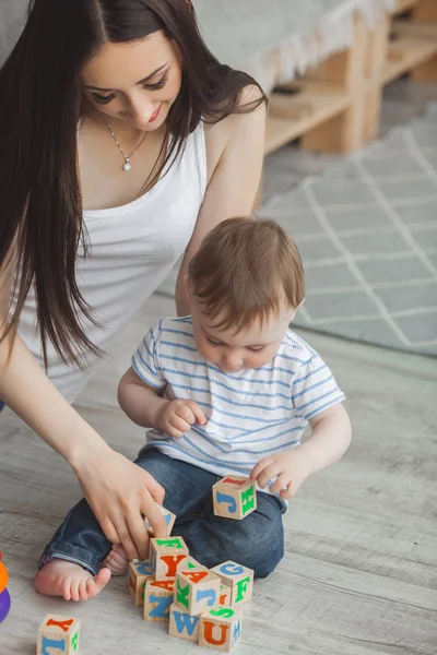 Jonge Mooie Moeder Spelen Met Haar Zoontje Vrolijke Familie Plezier — Stockfoto