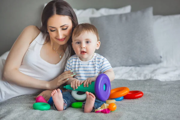 Jovem Mãe Bonita Brincando Com Seu Filhinho Família Alegre Divertindo — Fotografia de Stock