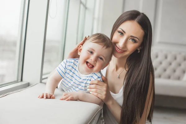 Joven Linda Madre Jugando Con Pequeño Hijo Familia Alegre Sonriendo — Foto de Stock