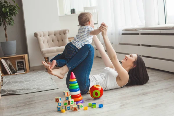 Jonge Mooie Moeder Spelen Met Haar Zoontje Vrolijke Familie Plezier — Stockfoto