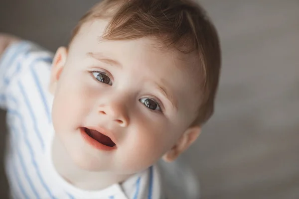 Lindo Bebé Chico Mirando Cámara — Foto de Stock