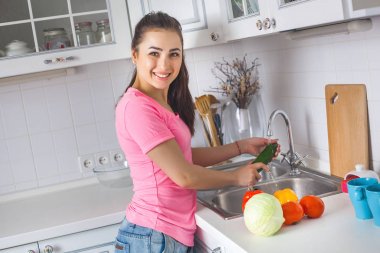 Genç ev hanımı çamaşır taze sebze