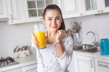 Taze meyve suyu içme genç çekici kadın portresi kapatın