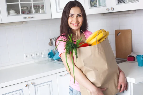 Mujer Joven Saludable Con Verduras Frescas Cocina — Foto de Stock