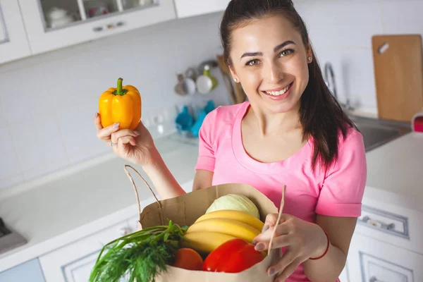 Jovem Mulher Saudável Com Legumes Frescos Cozinha — Fotografia de Stock