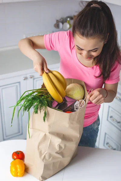 Jovem Mulher Saudável Com Legumes Frescos Cozinha — Fotografia de Stock