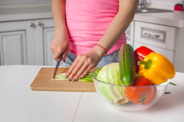 Jovem Mulher Cozinhando Salada Dentro Casa Cozinha — Fotografia de Stock