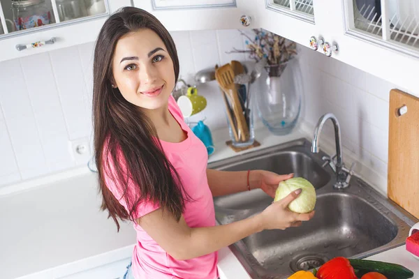 Young Housewife Washing Fresh Vegetables — Stock Photo, Image