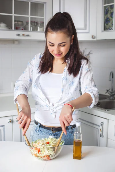 Ελκυστική Γυναίκα Μαγείρεμα Σαλάτα Εσωτερικούς Χώρους Στην Κουζίνα — Φωτογραφία Αρχείου