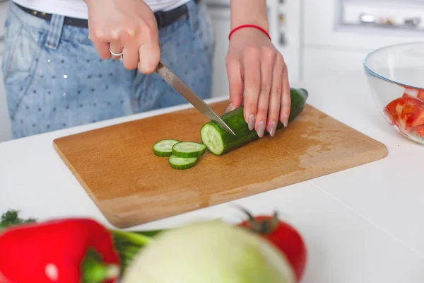 Jonge Vrouw Koken Salade Binnenshuis Keuken — Stockfoto