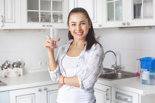 Jovem Mulher Saudável Bebendo Água Filtrada Cozinha — Fotografia de Stock