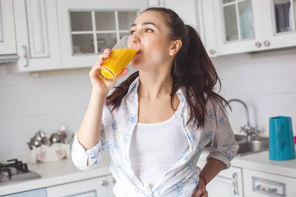 新鮮なジュースを飲む若い魅力的な女性の肖像画を間近します — ストック写真