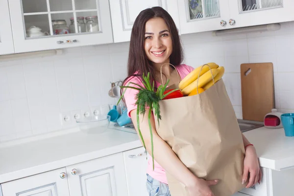 Jovem Mulher Saudável Com Legumes Frescos Cozinha — Fotografia de Stock