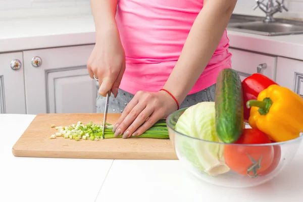 Jovem Mulher Cozinhando Salada Dentro Casa Cozinha — Fotografia de Stock