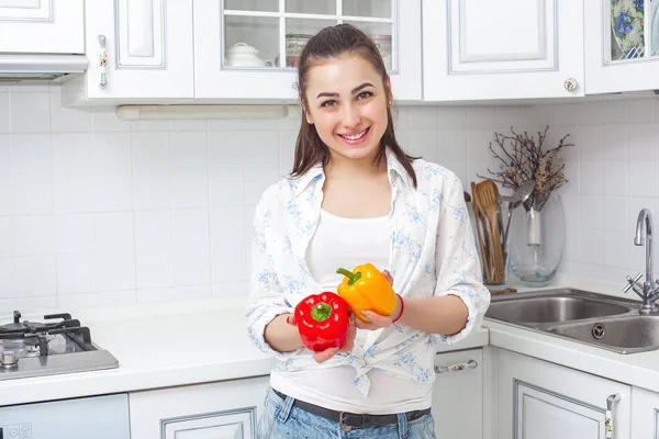 Молодая Привлекательная Женщина Готовит Салат Помещении Кухне — стоковое фото