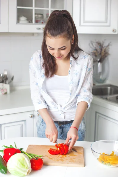 Jovem Mulher Atraente Cozinhar Salada Dentro Casa Cozinha — Fotografia de Stock