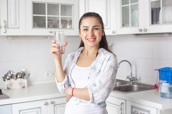 Jovem Mulher Saudável Bebendo Água Filtrada Cozinha — Fotografia de Stock