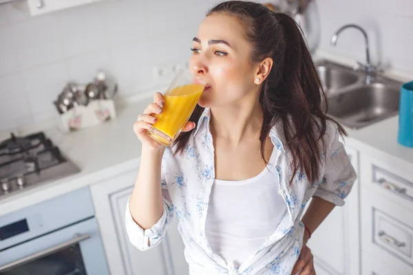 新鮮なジュースを飲む若い魅力的な女性の肖像画を間近します — ストック写真