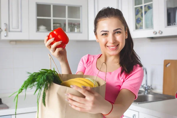 Jovem Mulher Saudável Com Legumes Frescos Cozinha — Fotografia de Stock