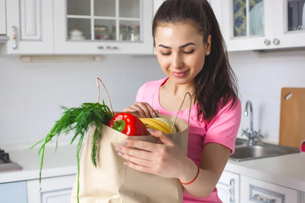 Mujer Joven Saludable Con Verduras Frescas Cocina — Foto de Stock