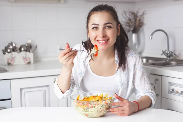 Jovem Saudável Comendo Salada Cozinha — Fotografia de Stock