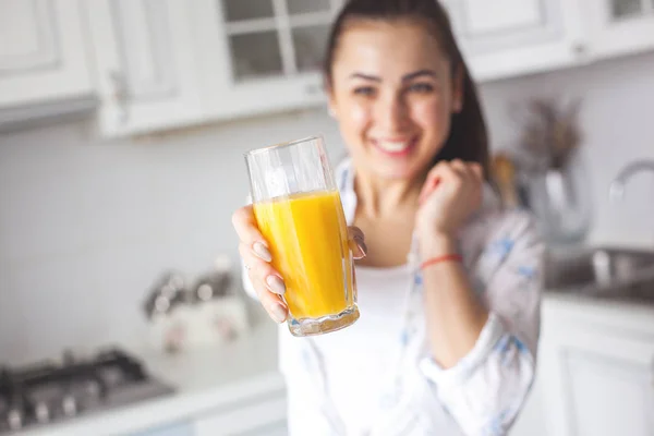 新鮮なジュースを飲む若い魅力的な女性の肖像画を間近します — ストック写真