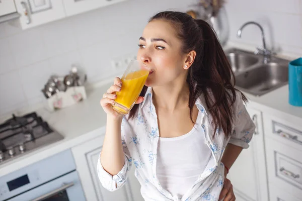 新鮮なジュースを飲む若い魅力的な女性の肖像画を間近します — ストック写真