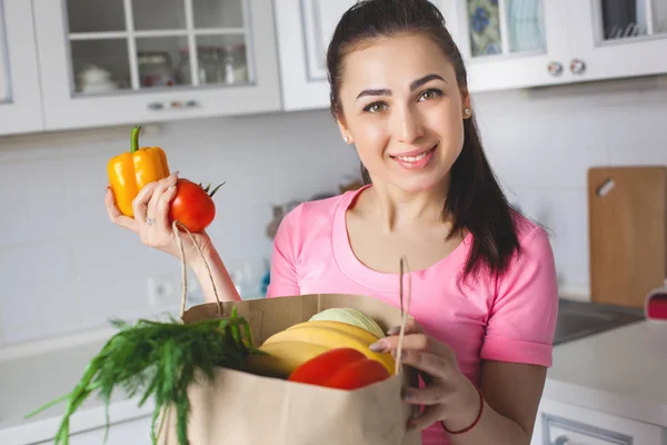 Jovem Mulher Saudável Com Legumes Frescos Cozinha — Fotografia de Stock