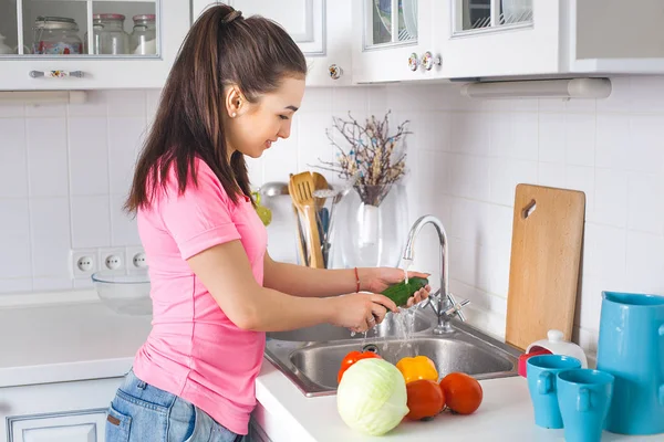 Young Housewife Washing Fresh Vegetables — Stock Photo, Image