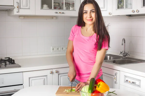 Mujer Atractiva Joven Cocina Ensalada Interior Cocina — Foto de Stock