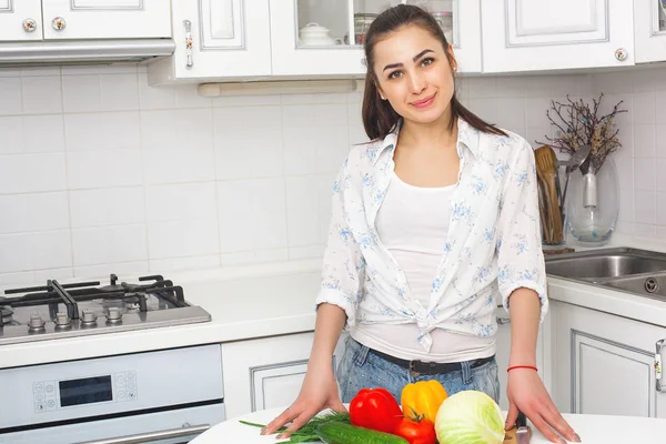 Mujer Atractiva Joven Cocina Ensalada Interior Cocina — Foto de Stock