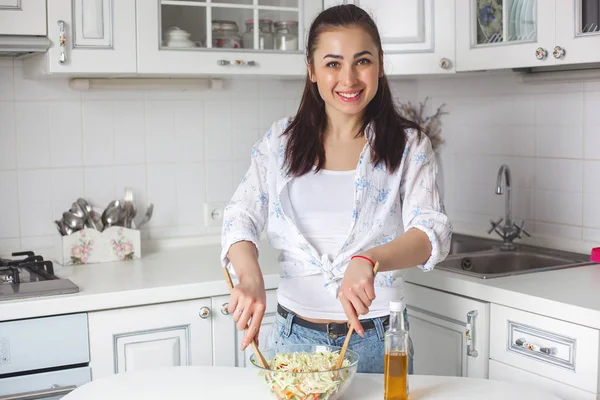 Genç Çekici Kadın Yemek Salata Kapalı Mutfak — Stok fotoğraf