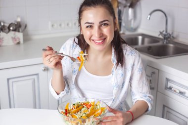 Mutfak salata yemek sağlıklı genç kadın