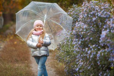 Sonbahar zaman şirin küçük çocuk. Sonbaharda çok güzel kız