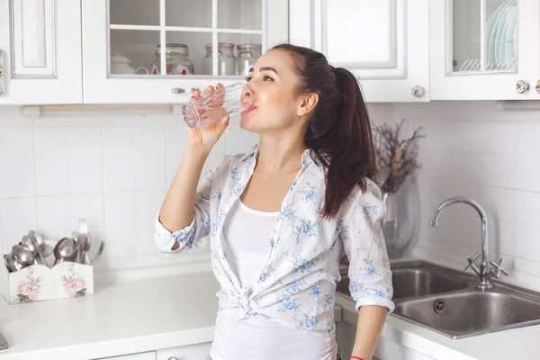 Giovane Donna Sana Bere Acqua Filtrata Cucina — Foto Stock