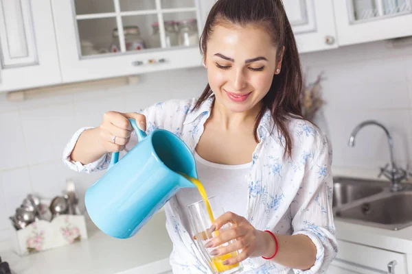 Close Retrato Jovem Mulher Atraente Beber Suco Fresco — Fotografia de Stock