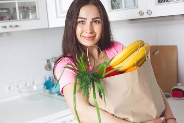 Mujer Joven Saludable Con Verduras Frescas Cocina — Foto de Stock