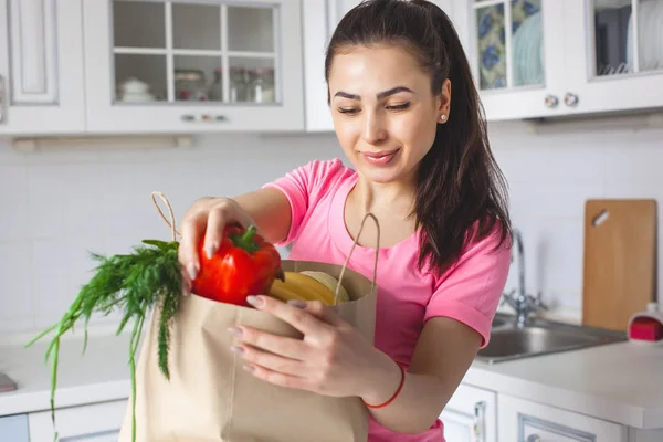 Jovem Mulher Saudável Com Legumes Frescos Cozinha — Fotografia de Stock