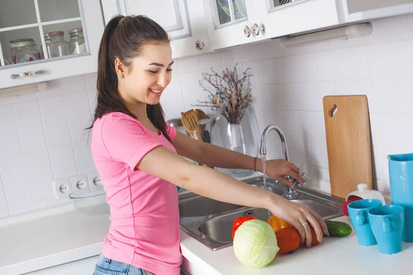 Jovem Dona Casa Lavar Legumes Frescos — Fotografia de Stock