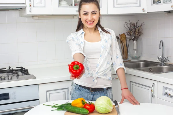 Jovem Mulher Atraente Cozinhar Salada Dentro Casa Cozinha — Fotografia de Stock