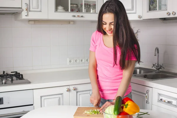 Jovem Mulher Atraente Cozinhar Salada Dentro Casa Cozinha — Fotografia de Stock
