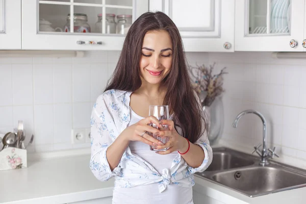 台所に浄水を飲む若い健康な女性 — ストック写真