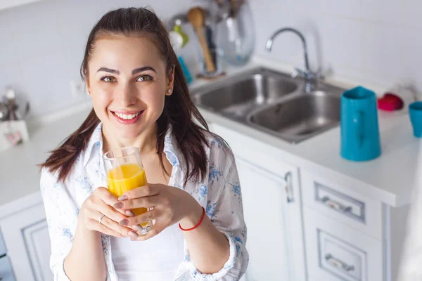 Close Retrato Jovem Mulher Atraente Beber Suco Fresco — Fotografia de Stock