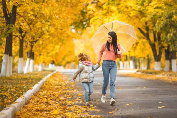 欢快的女孩走在秋季公园恩爱 — 图库照片