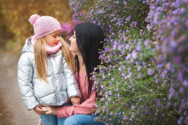 Genç güzel vakit küçük sevimli kızıyla birlikte Sonbahar zaman anne