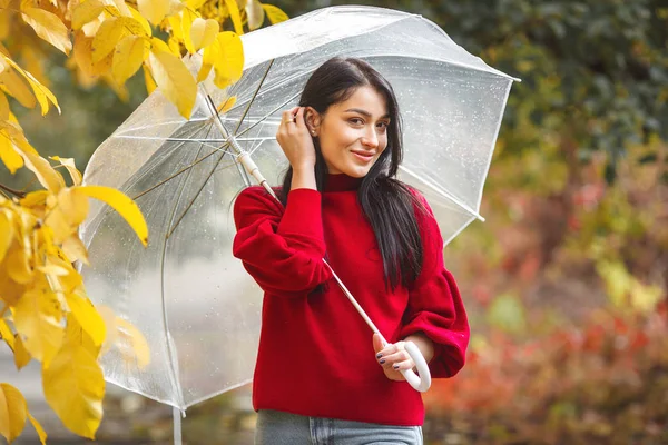 Giovane Donna Allegra Con Ombrello Nel Parco Autunnale — Foto Stock