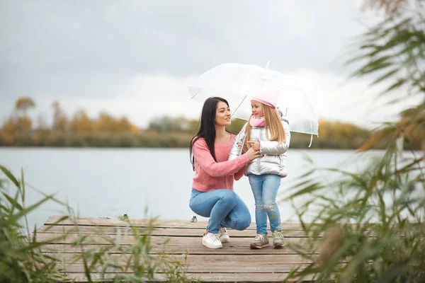 Young Mother Her Little Daughter Fall Time Lake — Stock Photo, Image