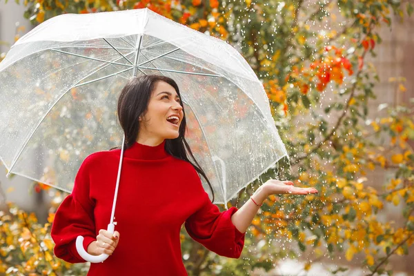 秋季公园带伞的开朗年轻女子 — 图库照片