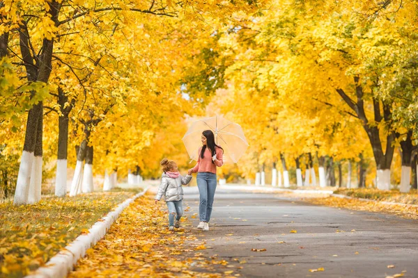 欢快的女孩走在秋季公园恩爱 — 图库照片